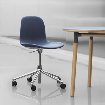 Form chair drejestol, 5W kontorstol - blå, aluminium hjul - Normann Copenhagen