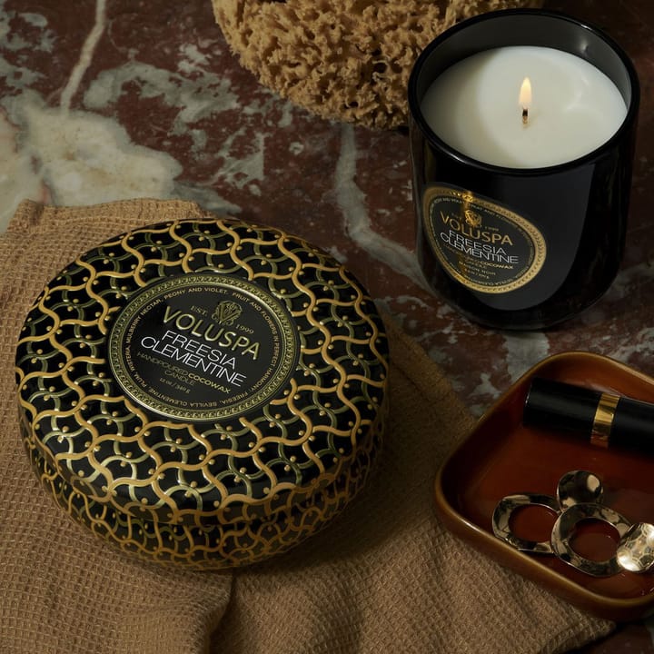 Classic Maison Noir duftlys 60 timer
, Freesia Clementine Voluspa